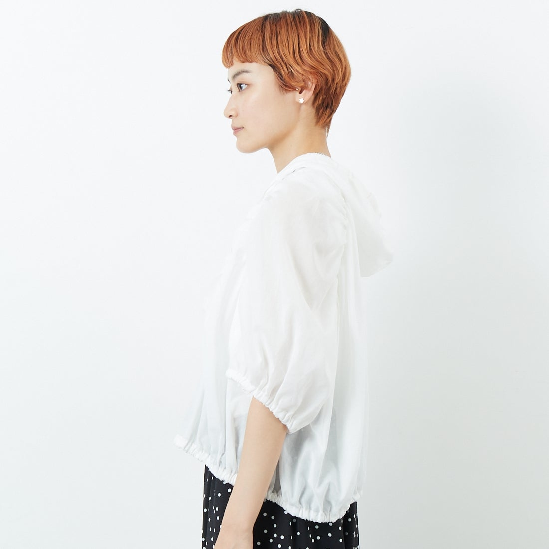 mizuiro ind [ミズイロインド] ギャザーフーデッドシャツ [2-230090] 11 O.WHITE &&モデル身長：160cm 着用サイズ：F&&