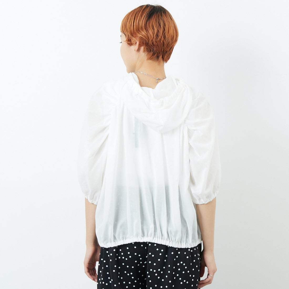 mizuiro ind [ミズイロインド] ギャザーフーデッドシャツ [2-230090] 11 O.WHITE &&モデル身長：160cm 着用サイズ：F&&