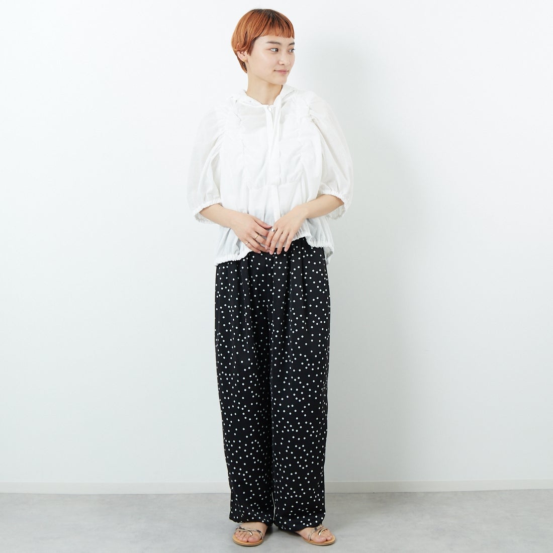 mizuiro ind [ミズイロインド] ギャザーフーデッドシャツ [2-230090] 11 O.WHITE &&モデル身長：160cm 着用サイズ：F&&