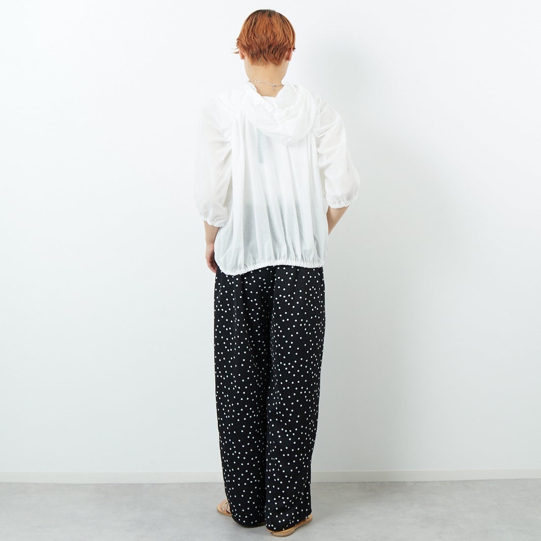 mizuiro ind [ミズイロインド] ギャザーフーデッドシャツ [2-230090] 11 O.WHITE &&モデル身長：160cm 着用サイズ：F&&