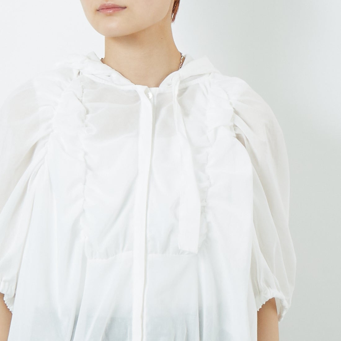 mizuiro ind [ミズイロインド] ギャザーフーデッドシャツ [2-230090] 11 O.WHITE &&モデル身長：160cm 着用サイズ：F&&