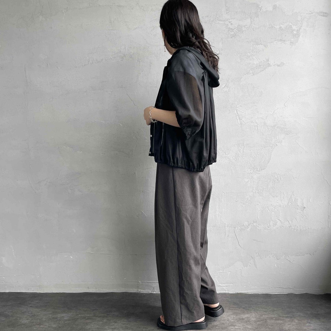 mizuiro ind [ミズイロインド] ギャザーフーデッドシャツ [2-230090] 99 BLACK &&モデル身長：160cm 着用サイズ：F&&