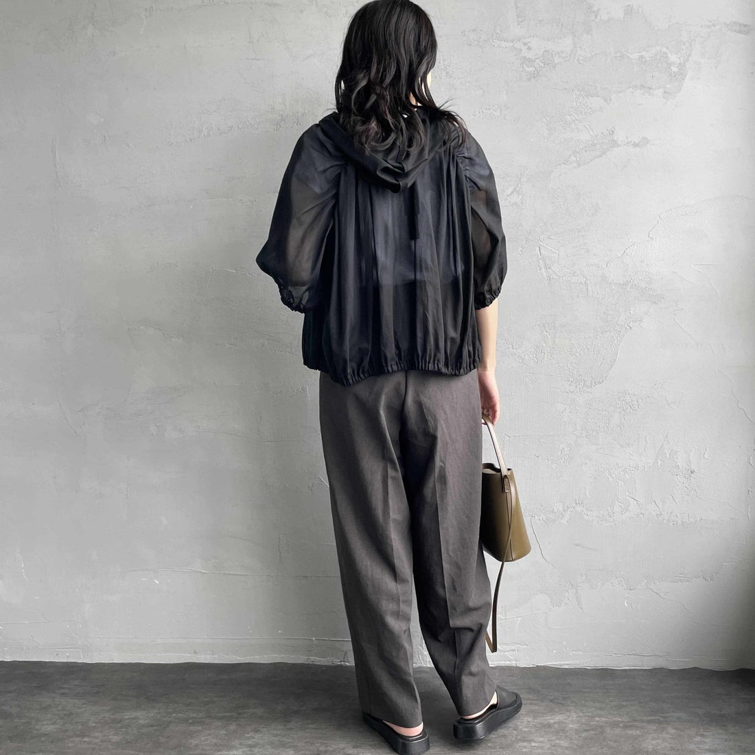 mizuiro ind [ミズイロインド] ギャザーフーデッドシャツ [2-230090] 99 BLACK &&モデル身長：160cm 着用サイズ：F&&