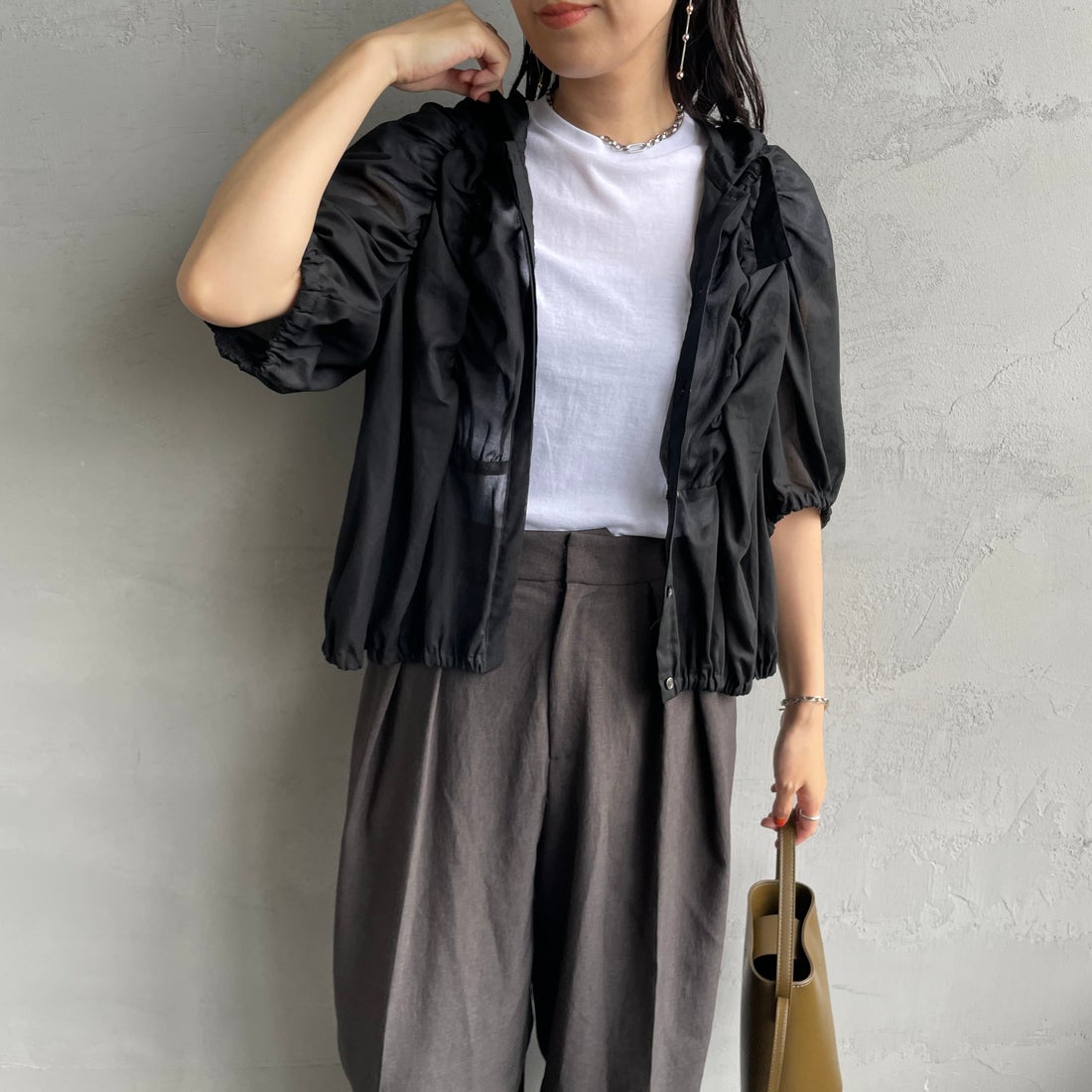 mizuiro ind [ミズイロインド] ギャザーフーデッドシャツ [2-230090] 99 BLACK &&モデル身長：160cm 着用サイズ：F&&