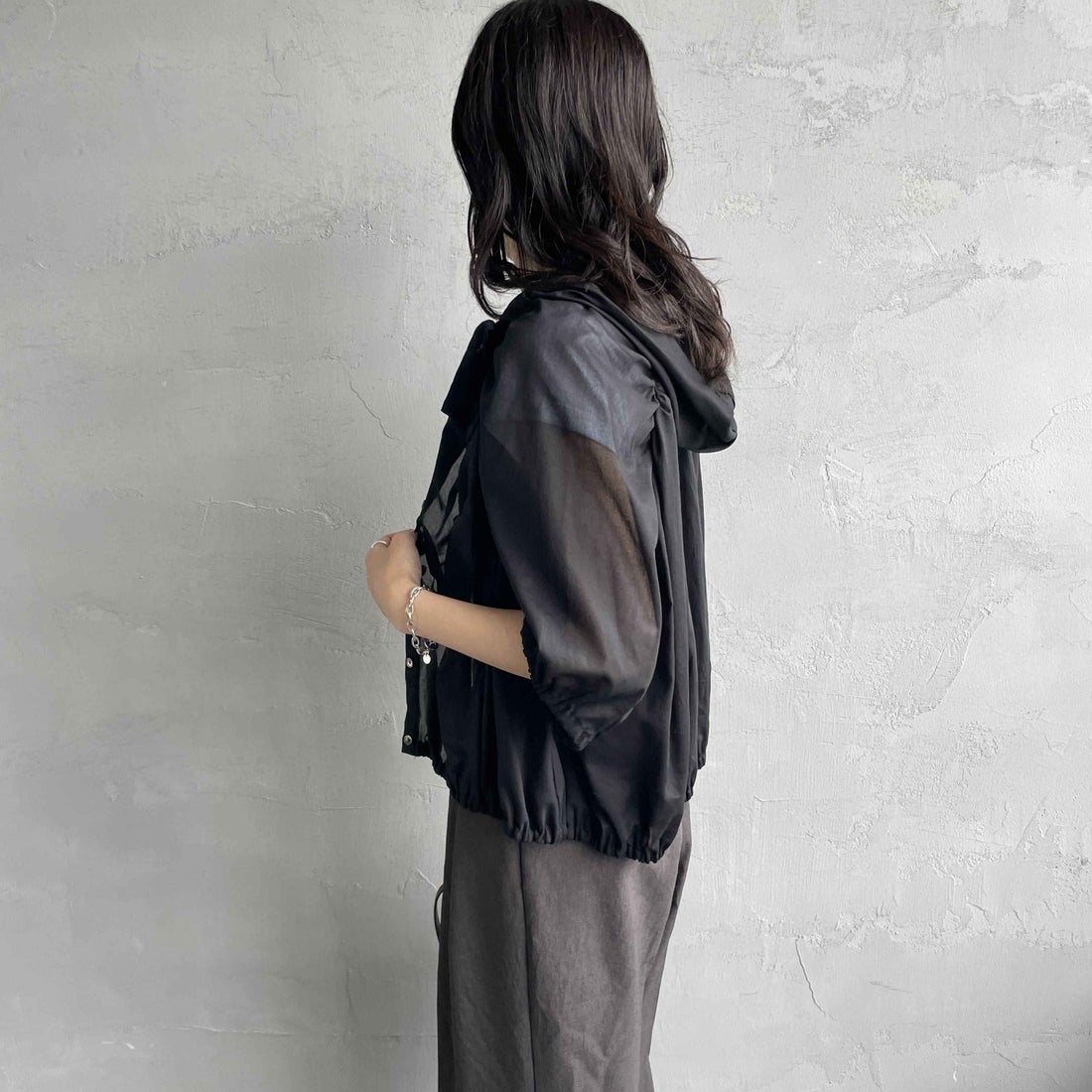 mizuiro ind [ミズイロインド] ギャザーフーデッドシャツ [2-230090] 99 BLACK &&モデル身長：160cm 着用サイズ：F&&