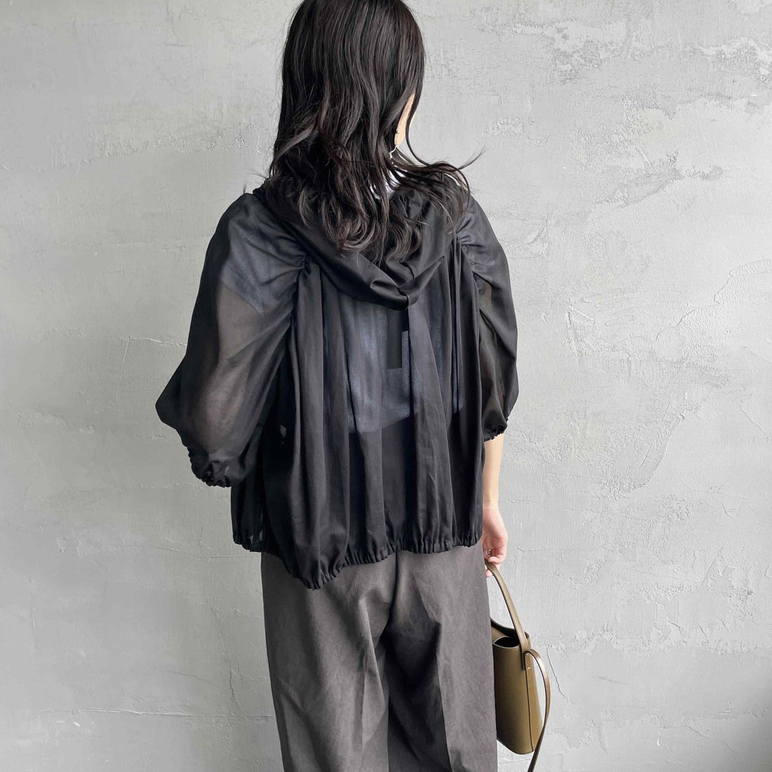 mizuiro ind [ミズイロインド] ギャザーフーデッドシャツ [2-230090] 99 BLACK &&モデル身長：160cm 着用サイズ：F&&