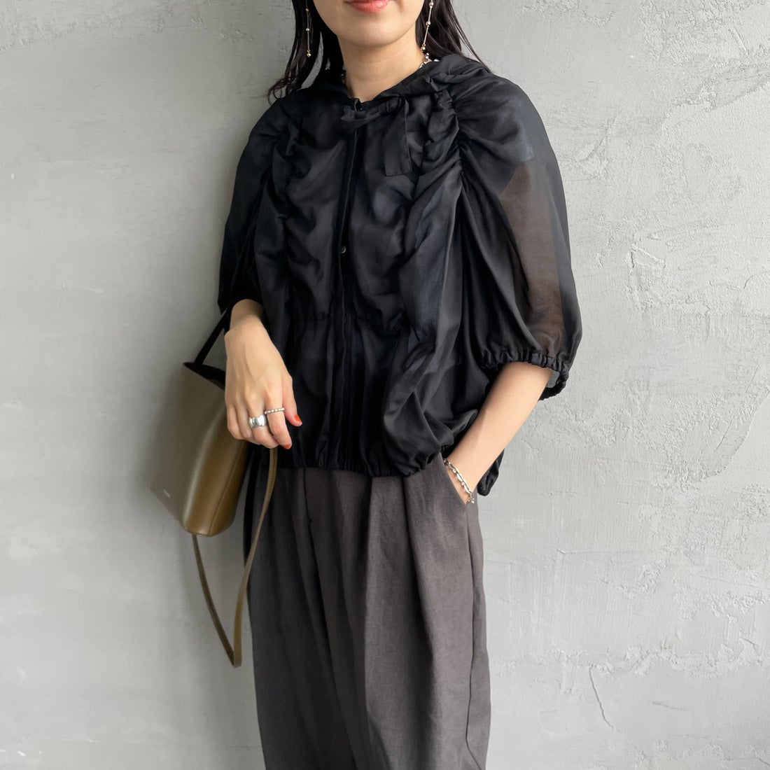 mizuiro ind [ミズイロインド] ギャザーフーデッドシャツ [2-230090] 99 BLACK &&モデル身長：160cm 着用サイズ：F&&