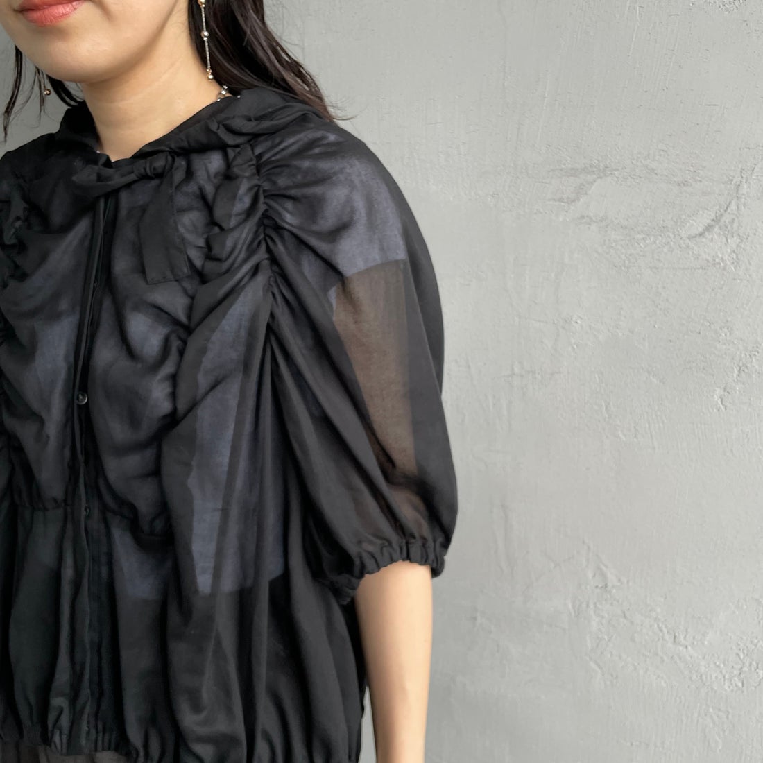 mizuiro ind [ミズイロインド] ギャザーフーデッドシャツ [2-230090] 99 BLACK &&モデル身長：160cm 着用サイズ：F&&