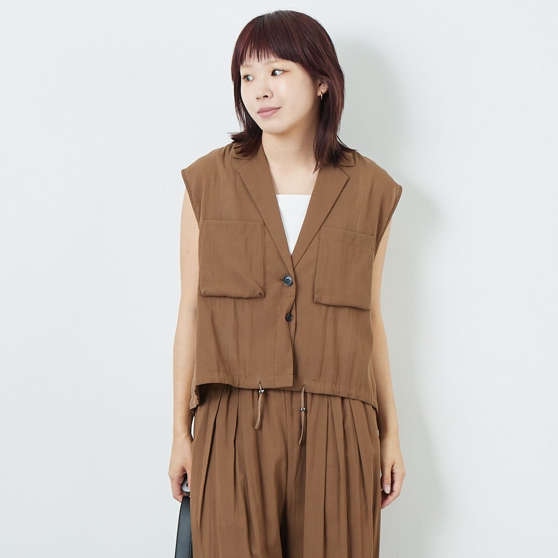 CHIGNON [シニヨン] ワークテーラードジレ [4853-347MK] BROWN &&モデル身長：167cm 着用サイズ：F&&