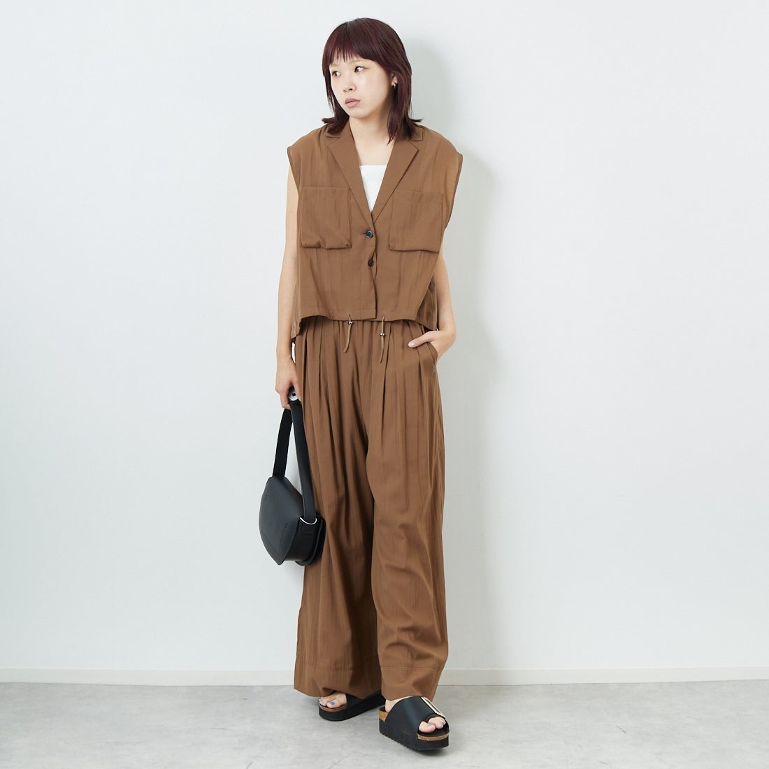 CHIGNON [シニヨン] ワークテーラードジレ [4853-347MK] BROWN &&モデル身長：167cm 着用サイズ：F&&