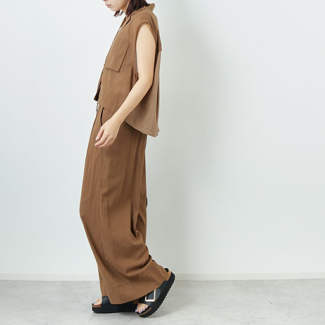 CHIGNON [シニヨン] ワークテーラードジレ [4853-347MK] BROWN &&モデル身長：167cm 着用サイズ：F&&