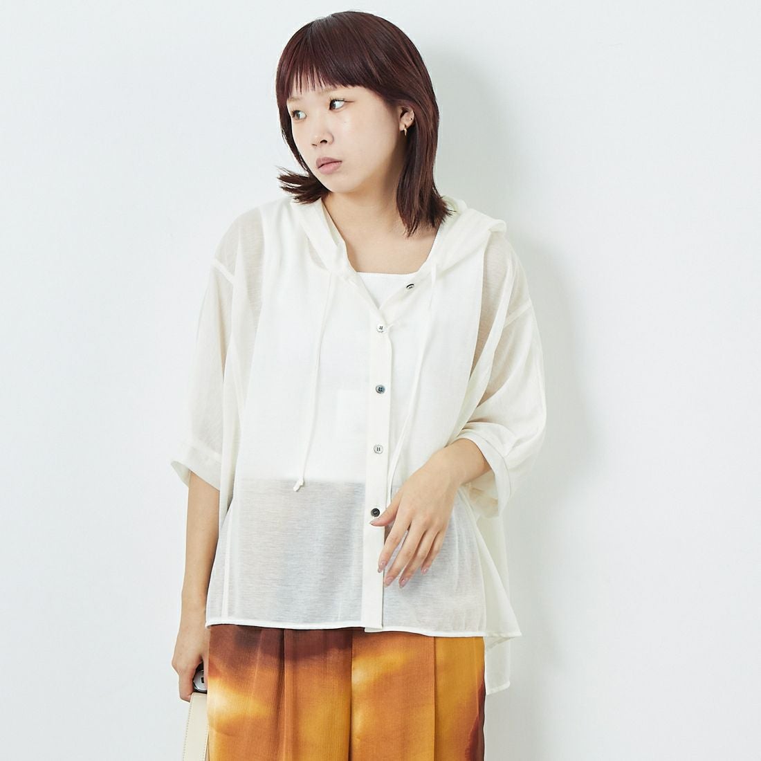 CHIGNON [シニヨン] フーディカットソーシャツ [1653-328KK] O.WHITE &&モデル身長：167cm 着用サイズ：F&&