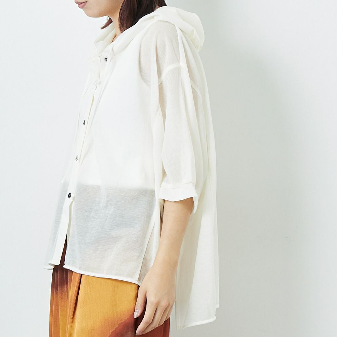 CHIGNON [シニヨン] フーディカットソーシャツ [1653-328KK] O.WHITE &&モデル身長：167cm 着用サイズ：F&&