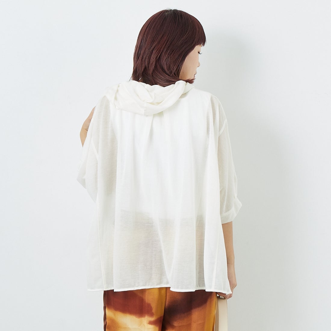 CHIGNON [シニヨン] フーディカットソーシャツ [1653-328KK] O.WHITE &&モデル身長：167cm 着用サイズ：F&&