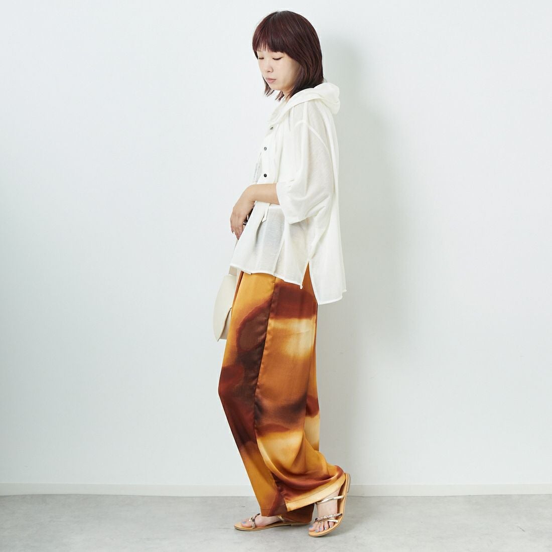 CHIGNON [シニヨン] フーディカットソーシャツ [1653-328KK] O.WHITE &&モデル身長：167cm 着用サイズ：F&&