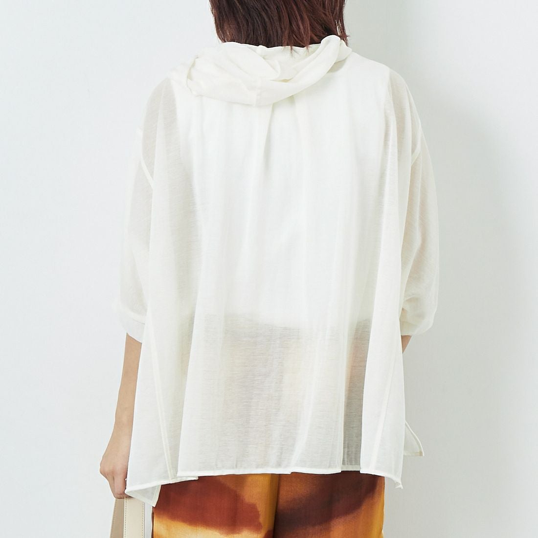 CHIGNON [シニヨン] フーディカットソーシャツ [1653-328KK] O.WHITE &&モデル身長：167cm 着用サイズ：F&&