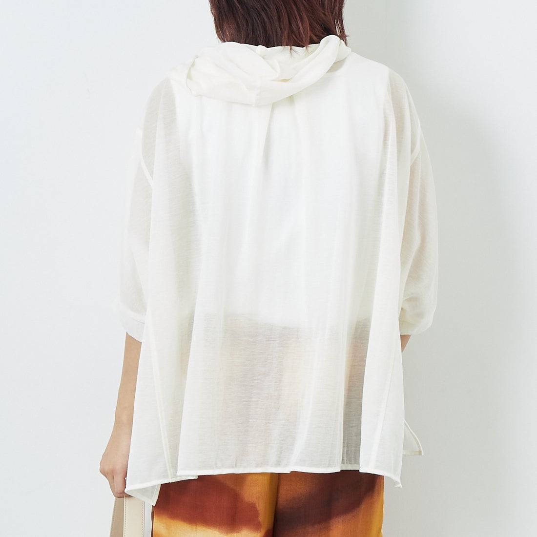 CHIGNON [シニヨン] フーディカットソーシャツ [1653-328KK] O.WHITE &&モデル身長：167cm 着用サイズ：F&&