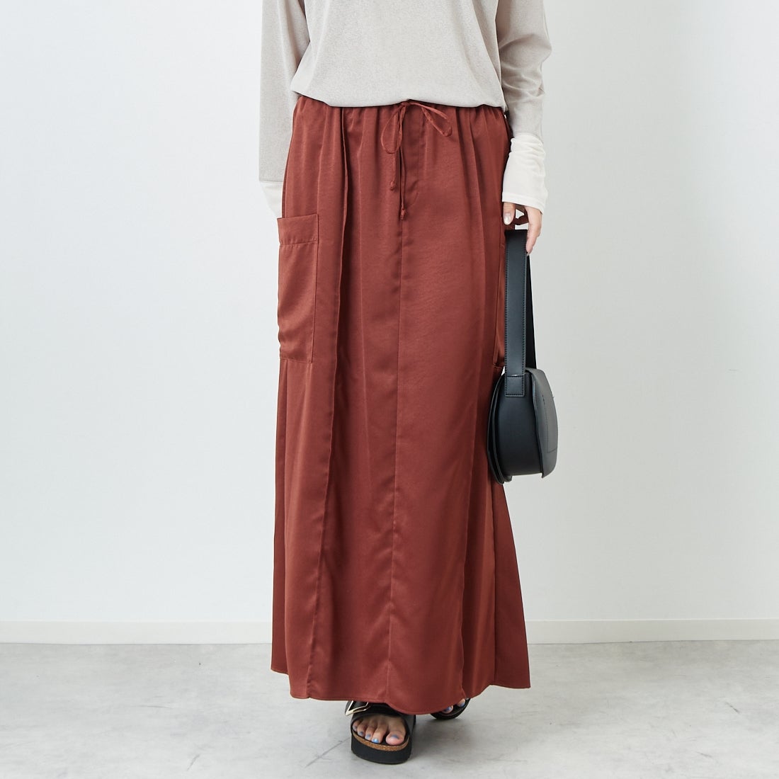CHIGNON [シニヨン] サテンポケットスカート [2653-352MK] BROWN &&モデル身長：167cm 着用サイズ：F&&