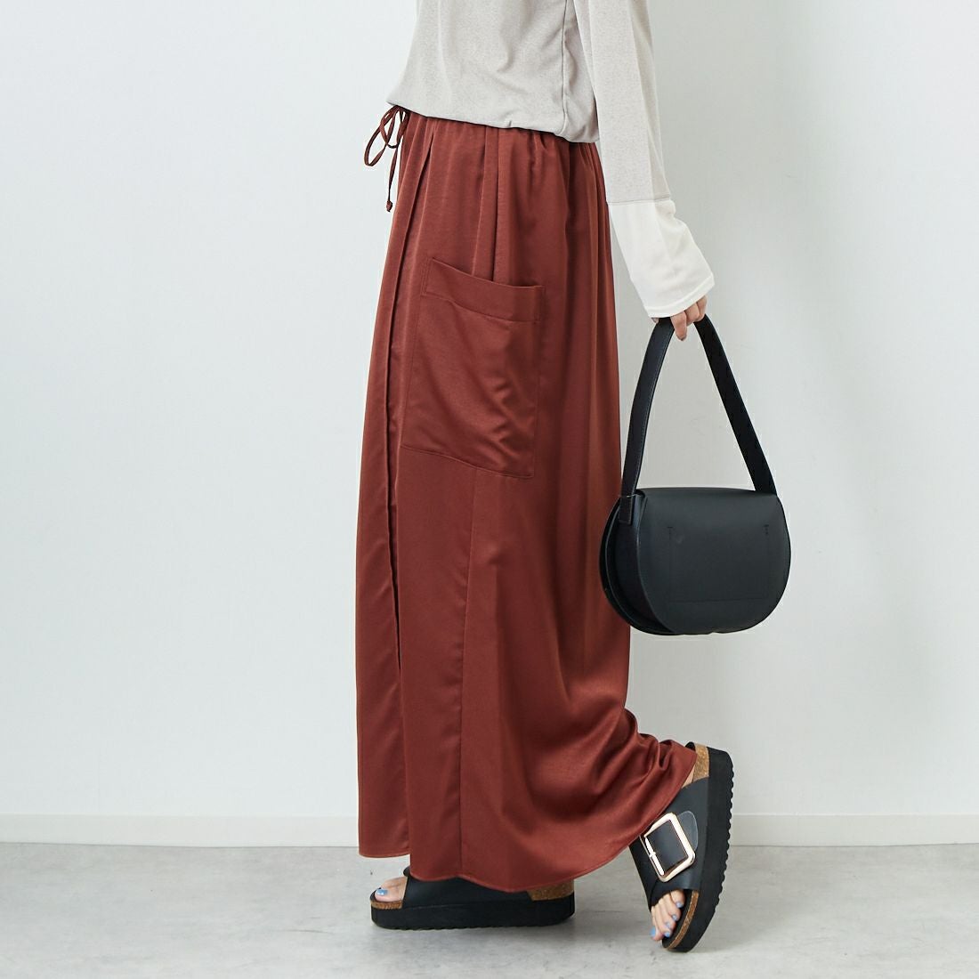 CHIGNON [シニヨン] サテンポケットスカート [2653-352MK] BROWN &&モデル身長：167cm 着用サイズ：F&&