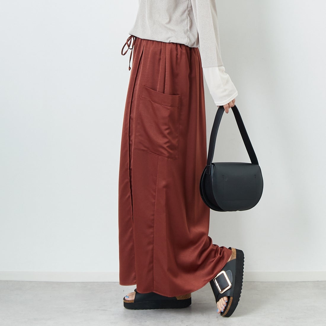 CHIGNON [シニヨン] サテンポケットスカート [2653-352MK] BROWN &&モデル身長：167cm 着用サイズ：F&&