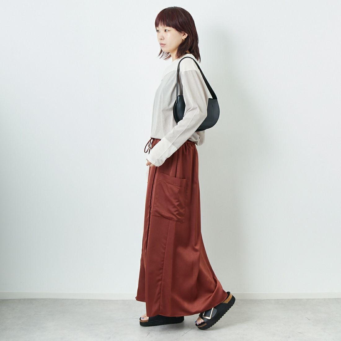 CHIGNON [シニヨン] サテンポケットスカート [2653-352MK] BROWN &&モデル身長：167cm 着用サイズ：F&&