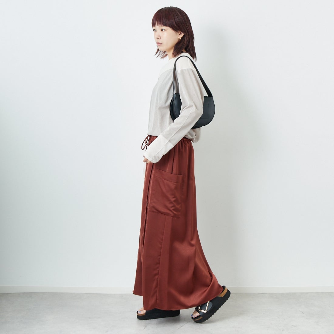 CHIGNON [シニヨン] サテンポケットスカート [2653-352MK] BROWN &&モデル身長：167cm 着用サイズ：F&&