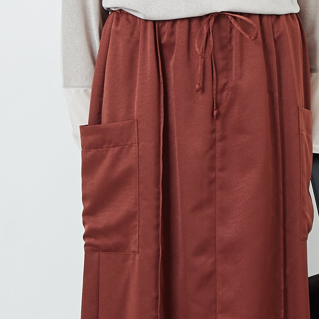 CHIGNON [シニヨン] サテンポケットスカート [2653-352MK] BROWN &&モデル身長：167cm 着用サイズ：F&&
