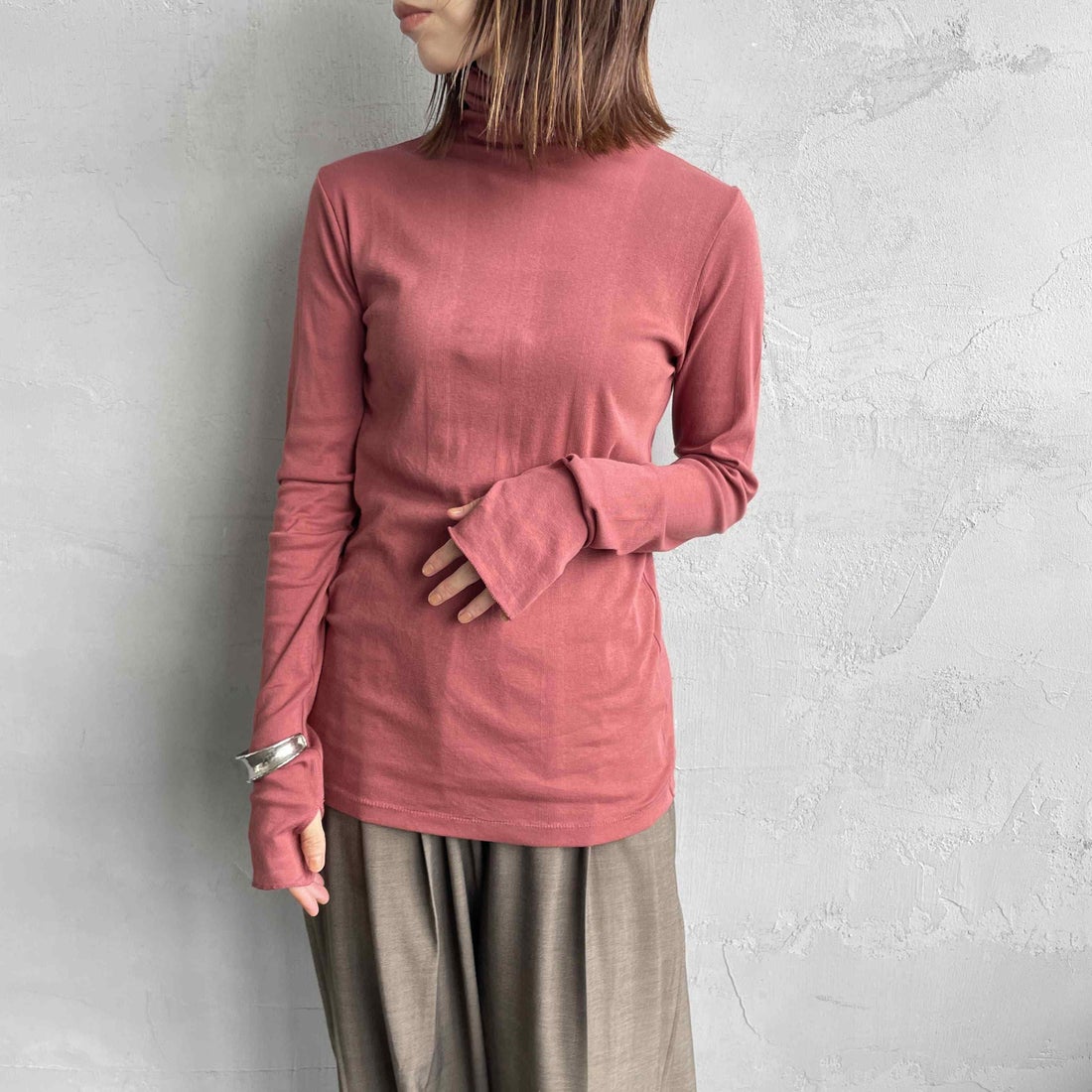 Robert P.Miller [ロバートピーミラー] 別注 パネルリブ シアータートルTシャツ [RM254-2116IN-JF] SEPIA &&モデル身長：158cm 着用サイズ：F&&