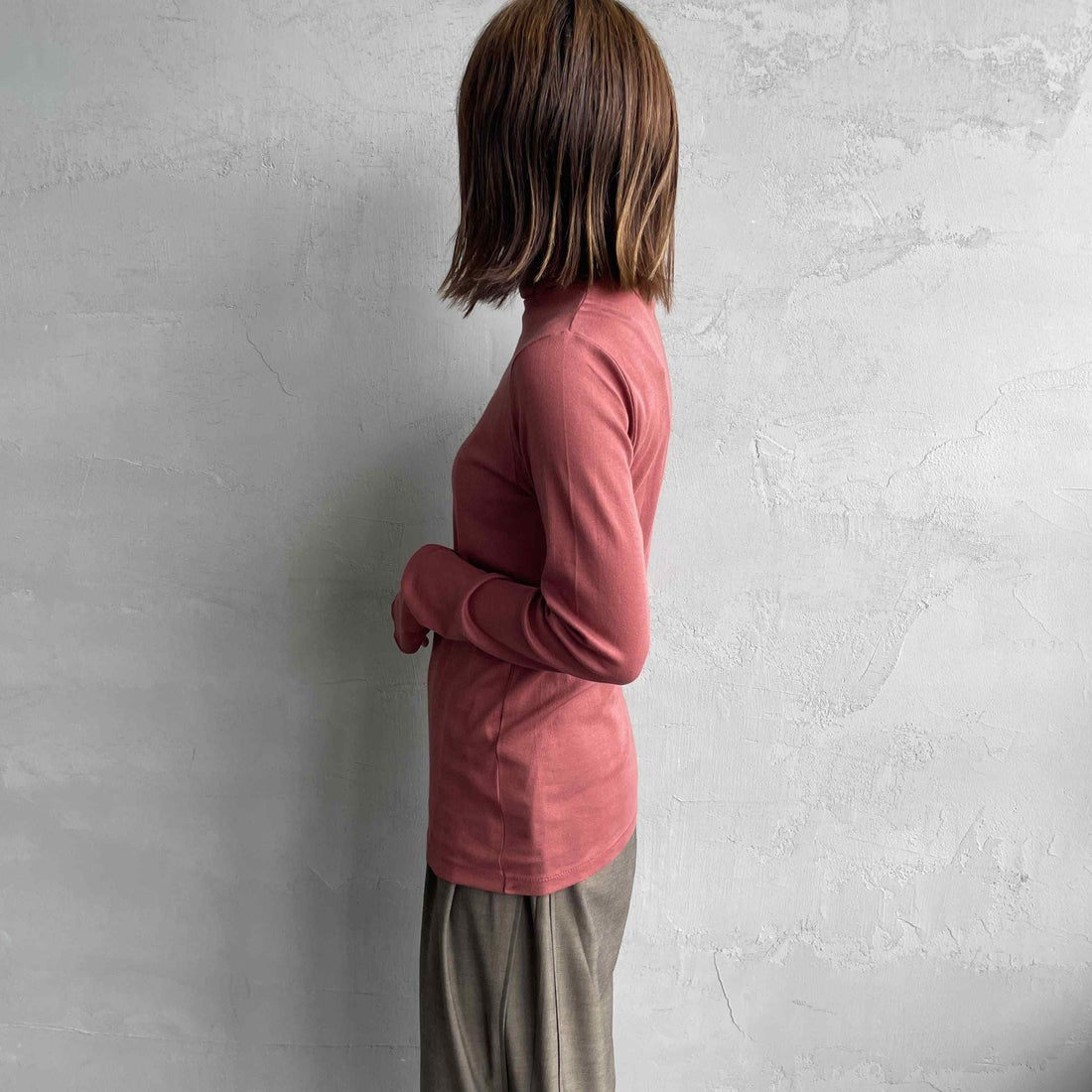 Robert P.Miller [ロバートピーミラー] 別注 パネルリブ シアータートルTシャツ [RM254-2116IN-JF] SEPIA &&モデル身長：158cm 着用サイズ：F&&