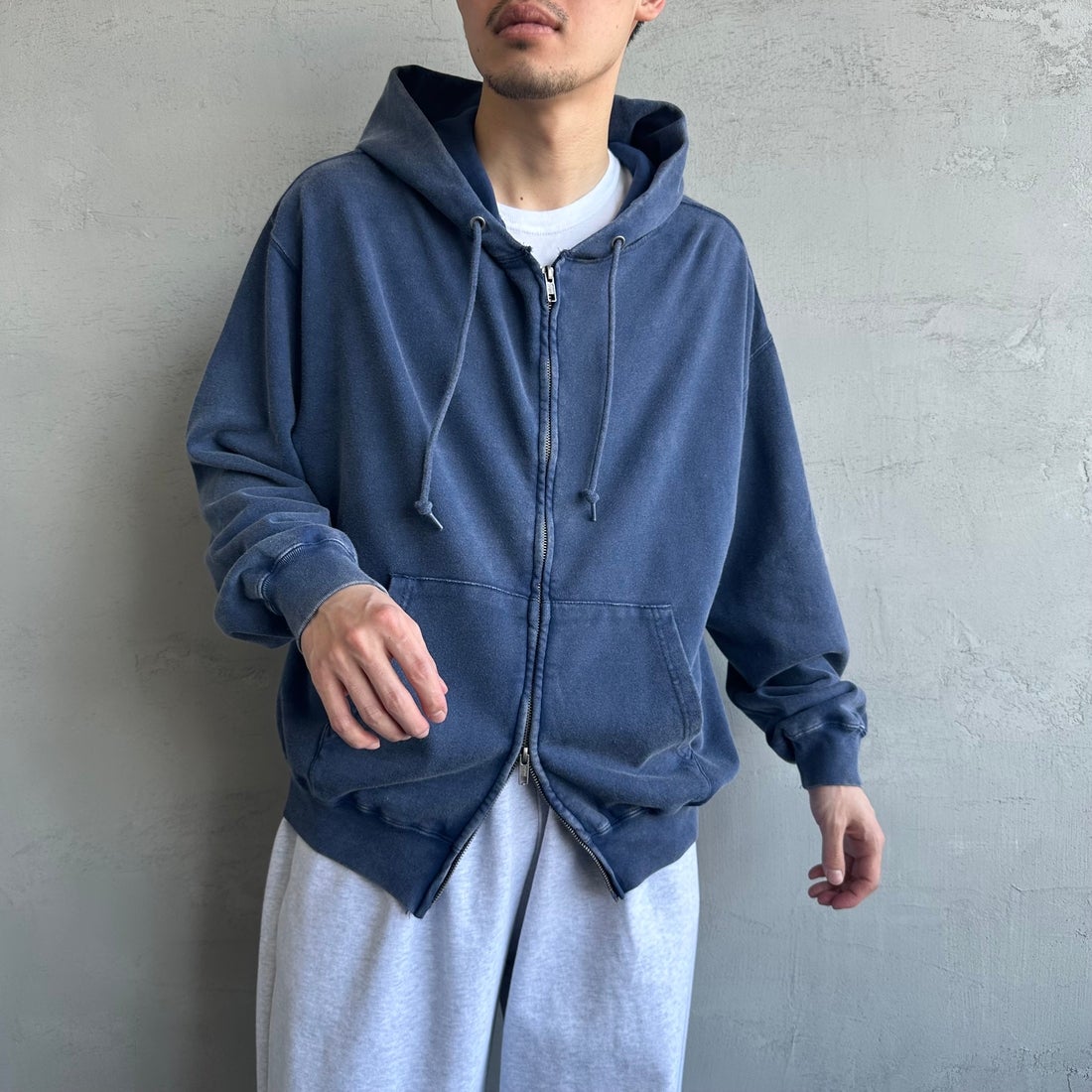Jeans Factory Clothes [ジーンズファクトリークローズ] T/Cケミカル加工 裏毛ジップパーカー [2521-411IN] NAVY &&モデル身長：168cm 着用サイズ：M&&