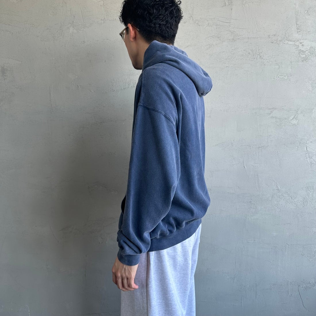 Jeans Factory Clothes [ジーンズファクトリークローズ] T/Cケミカル加工 裏毛ジップパーカー [2521-411IN] NAVY &&モデル身長：168cm 着用サイズ：M&&