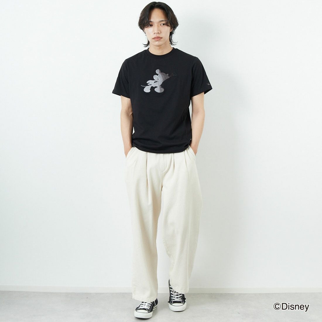 1PIU1UGUALE3 RELAX [ウノ ピゥ ウノ ウグァーレ トレ] MICKEY MOUSE / 刺繍Tシャツ [UST-25140] SN90 BLACK&&モデル身長：179cm 着用サイズ：M&&