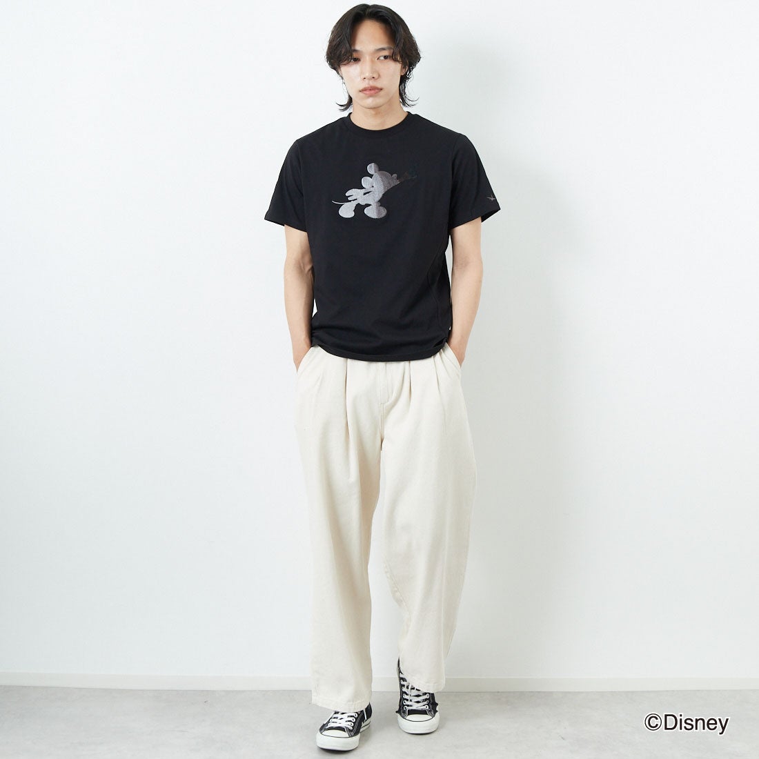 1PIU1UGUALE3 RELAX [ウノ ピゥ ウノ ウグァーレ トレ] MICKEY MOUSE / 刺繍Tシャツ [UST-25140] SN90 BLACK&&モデル身長：179cm 着用サイズ：M&&