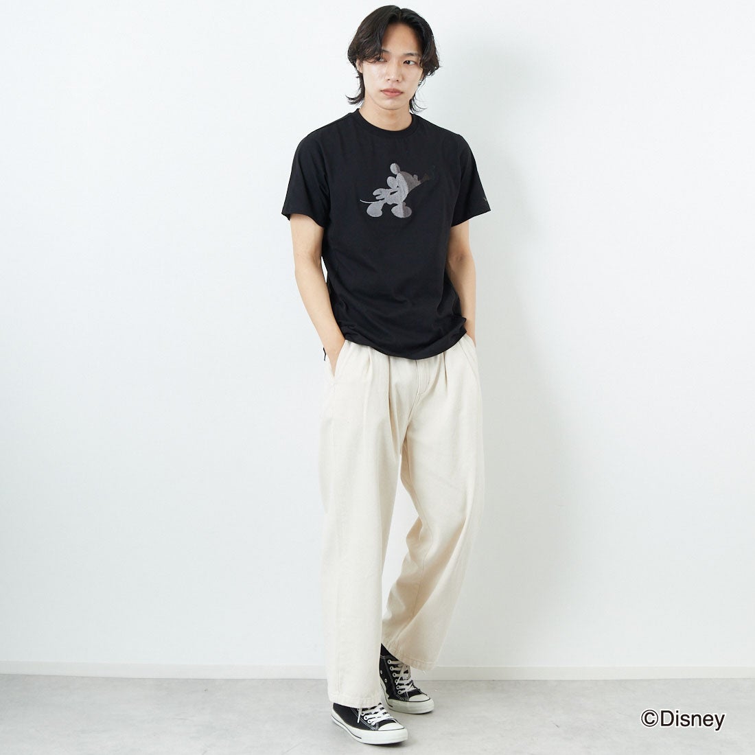 1PIU1UGUALE3 RELAX [ウノ ピゥ ウノ ウグァーレ トレ] MICKEY MOUSE / 刺繍Tシャツ [UST-25140] SN90 BLACK&&モデル身長：179cm 着用サイズ：M&&