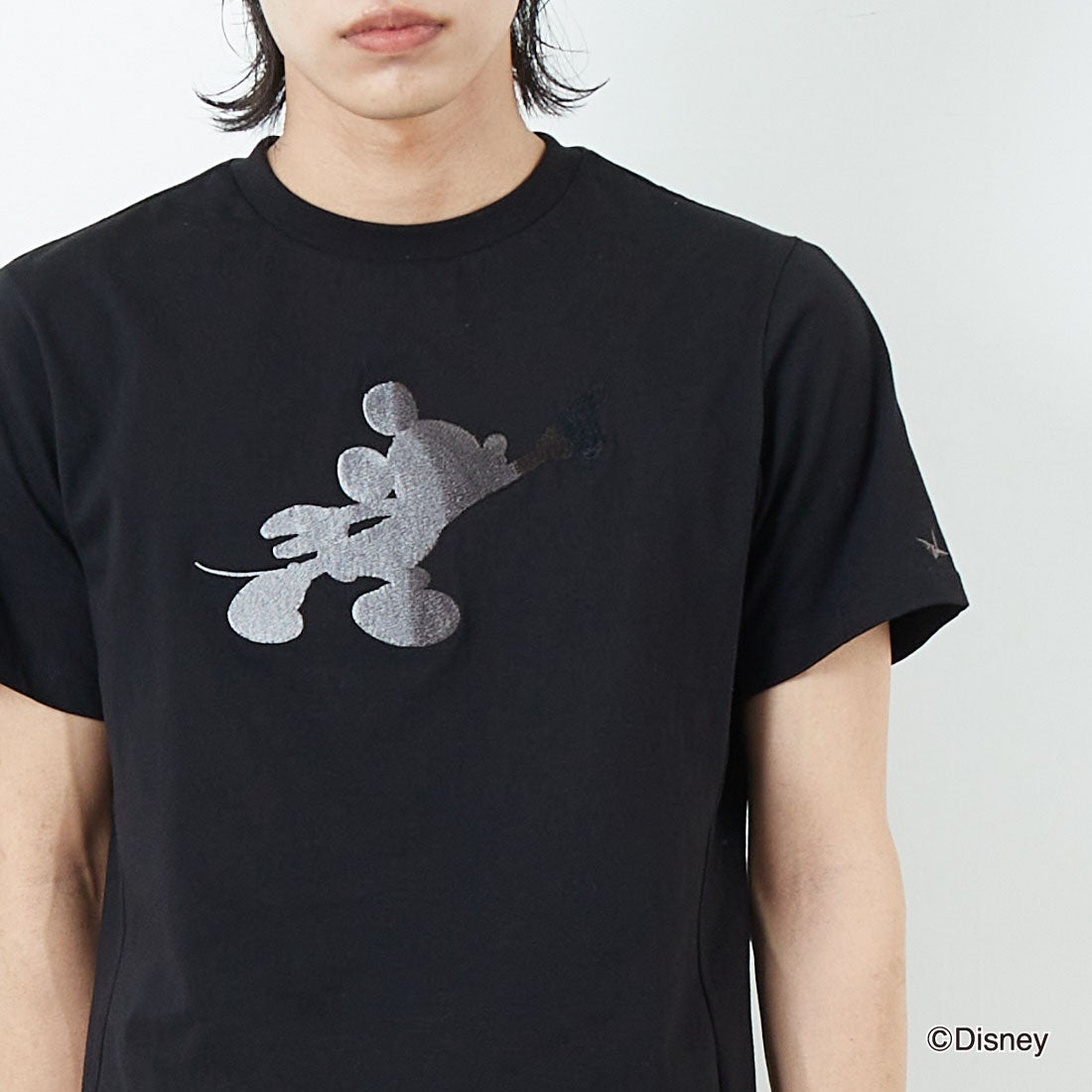 1PIU1UGUALE3 RELAX [ウノ ピゥ ウノ ウグァーレ トレ] MICKEY MOUSE / 刺繍Tシャツ [UST-25140] SN90 BLACK&&モデル身長：179cm 着用サイズ：M&&