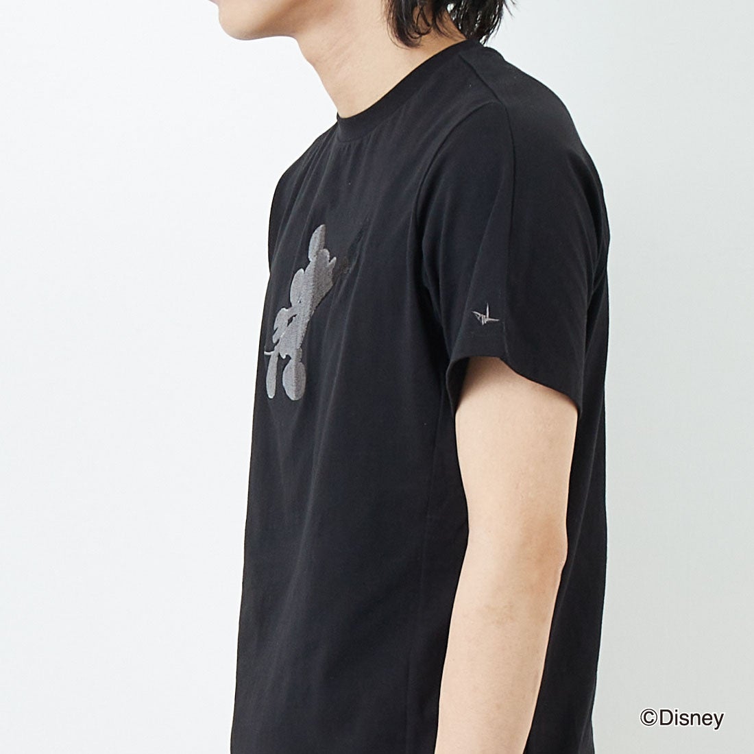 1PIU1UGUALE3 RELAX [ウノ ピゥ ウノ ウグァーレ トレ] MICKEY MOUSE / 刺繍Tシャツ [UST-25140] SN90 BLACK&&モデル身長：179cm 着用サイズ：M&&