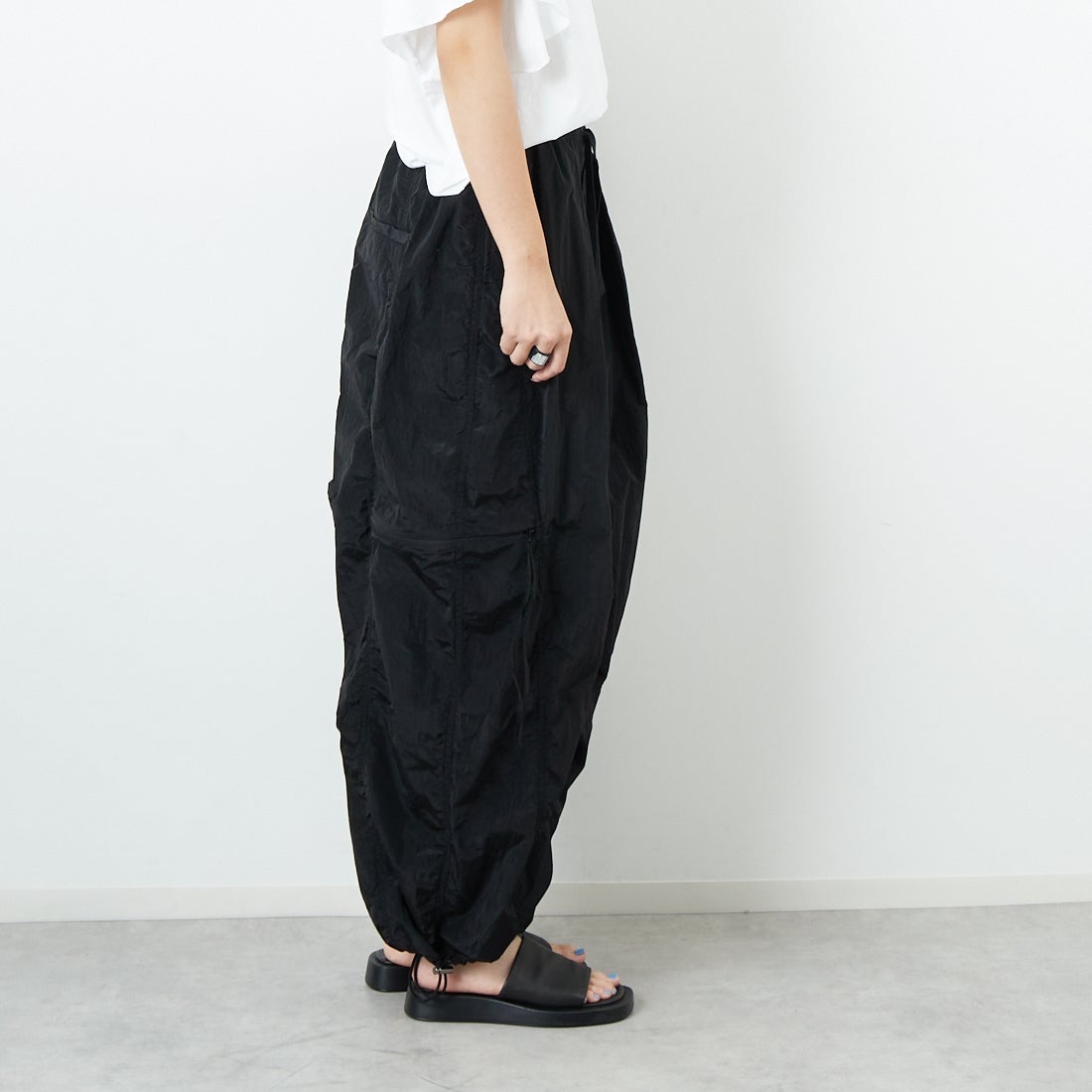 MAISON SPECIAL [メゾンスペシャル] サイドファスナーパラシュートパンツ [21251465814] BLK &&モデル身長：167cm 着用サイズ：36&&