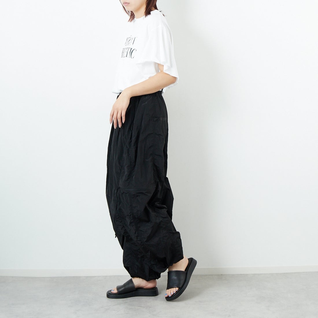 MAISON SPECIAL [メゾンスペシャル] サイドファスナーパラシュートパンツ [21251465814] BLK &&モデル身長：167cm 着用サイズ：36&&