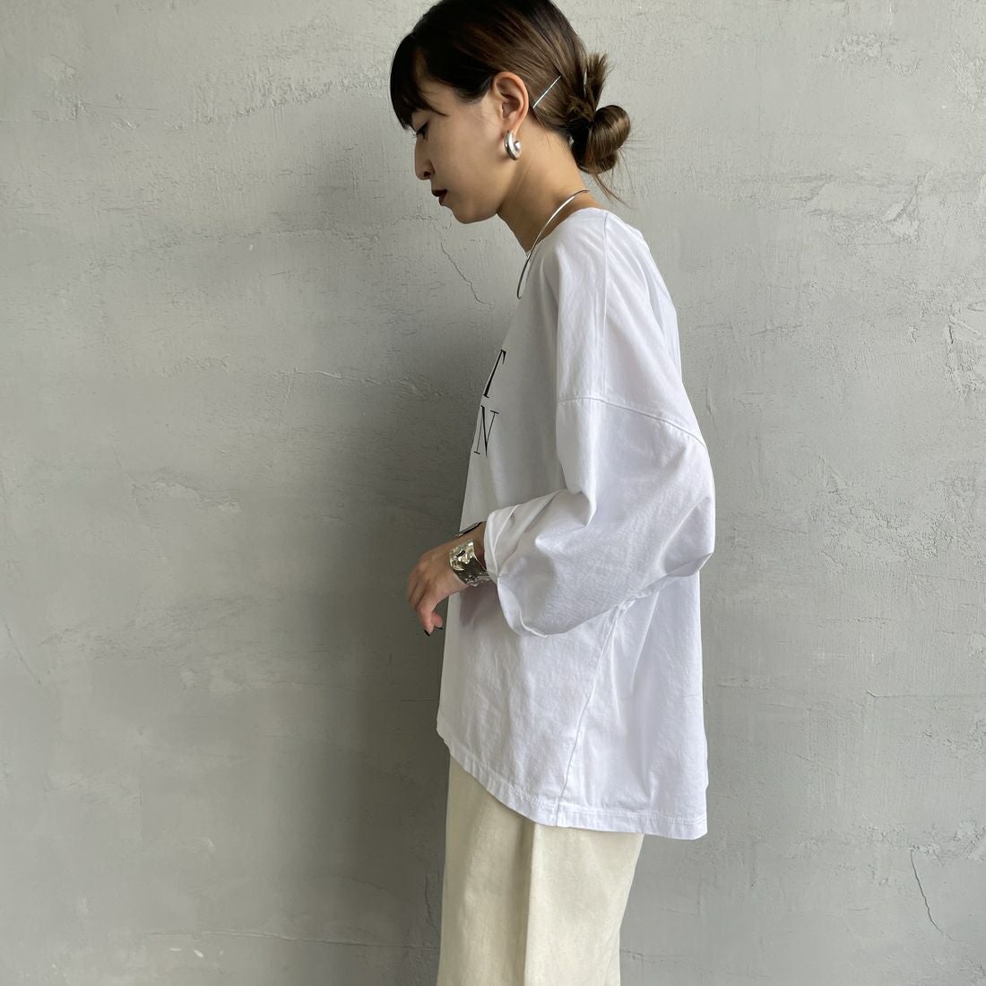 MICA&DEAL [マイカアンドディール] MOUNT NELSON プリントプルオーバー [0125309216] WHITE &&モデル身長：150cm 着用サイズ：F&&