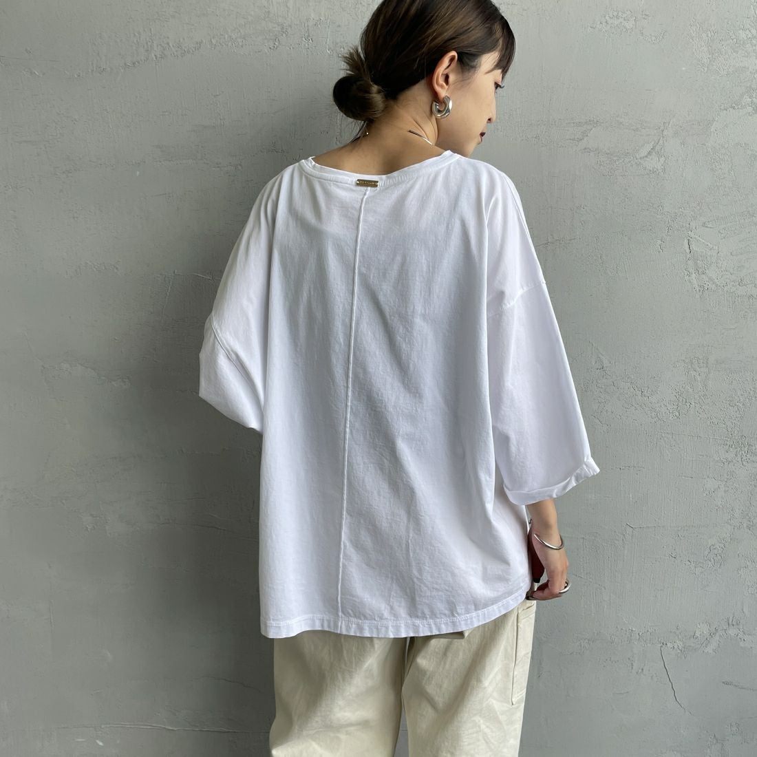 MICA&DEAL [マイカアンドディール] MOUNT NELSON プリントプルオーバー [0125309216] WHITE &&モデル身長：150cm 着用サイズ：F&&