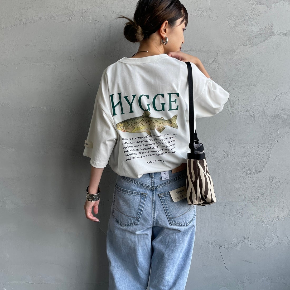 NORDISK [ノルディスク] 別注 HYGGE フィッシュバックプリントTシャツ [NU11502-JF] WHITE &&モデル身長：150cm 着用サイズ：44&&