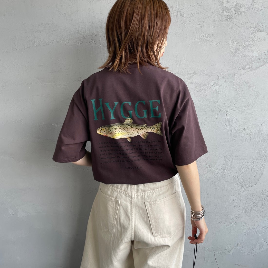 NORDISK [ノルディスク] 別注 HYGGE フィッシュバックプリントTシャツ [NU11502-JF] BROWN &&モデル身長：158cm 着用サイズ：44&&