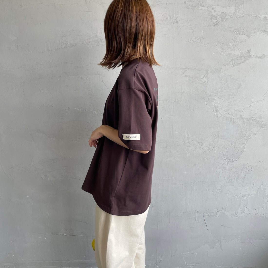 NORDISK [ノルディスク] 別注 HYGGE フィッシュバックプリントTシャツ [NU11502-JF] BROWN &&モデル身長：158cm 着用サイズ：44&&
