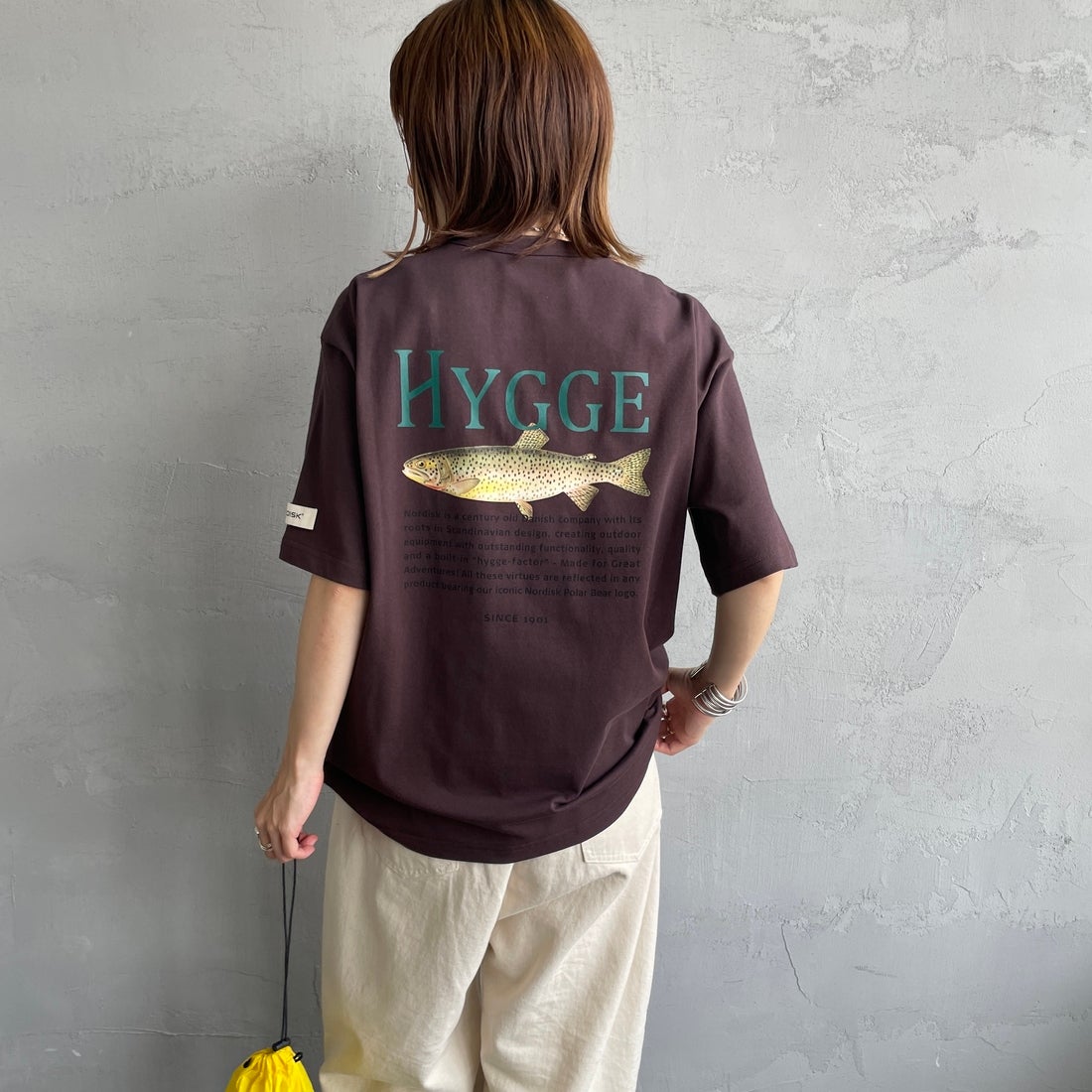 NORDISK [ノルディスク] 別注 HYGGE フィッシュバックプリントTシャツ [NU11502-JF] BROWN &&モデル身長：158cm 着用サイズ：44&&