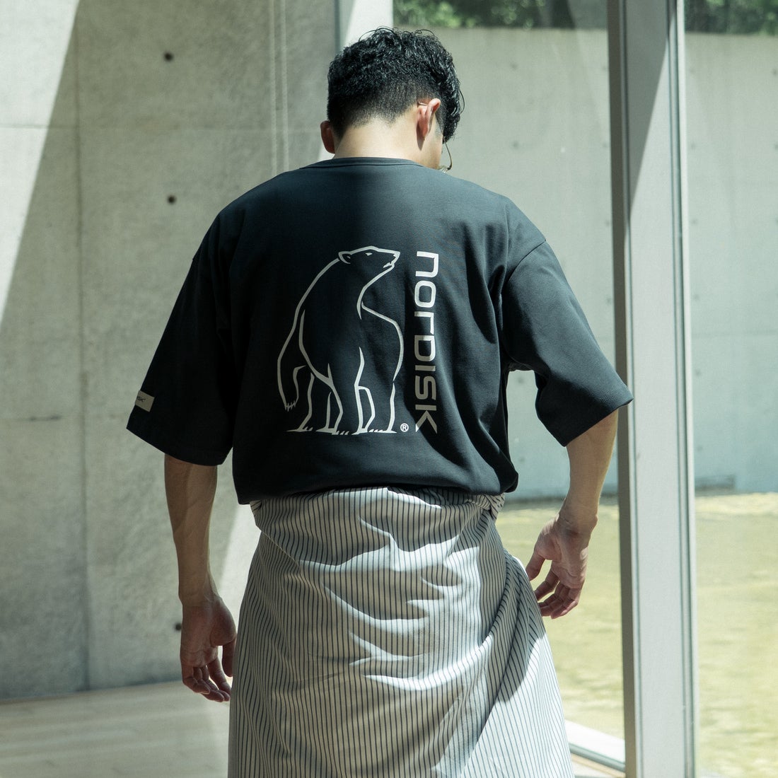 NORDISK [ノルディスク] 別注 バックロゴプリントTシャツ [NU11504-JF] CHARCOAL &&モデル身長：168cm 着用サイズ：48&&