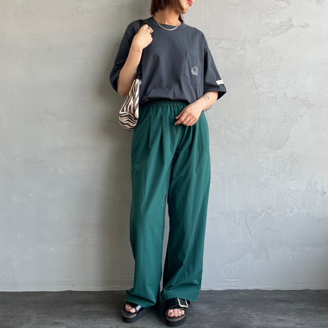 NORDISK [ノルディスク] 別注 ワンポイントポケットTシャツ [NU11505-JF] CHARCOAL &&モデル身長：159cm 着用サイズ：44&&