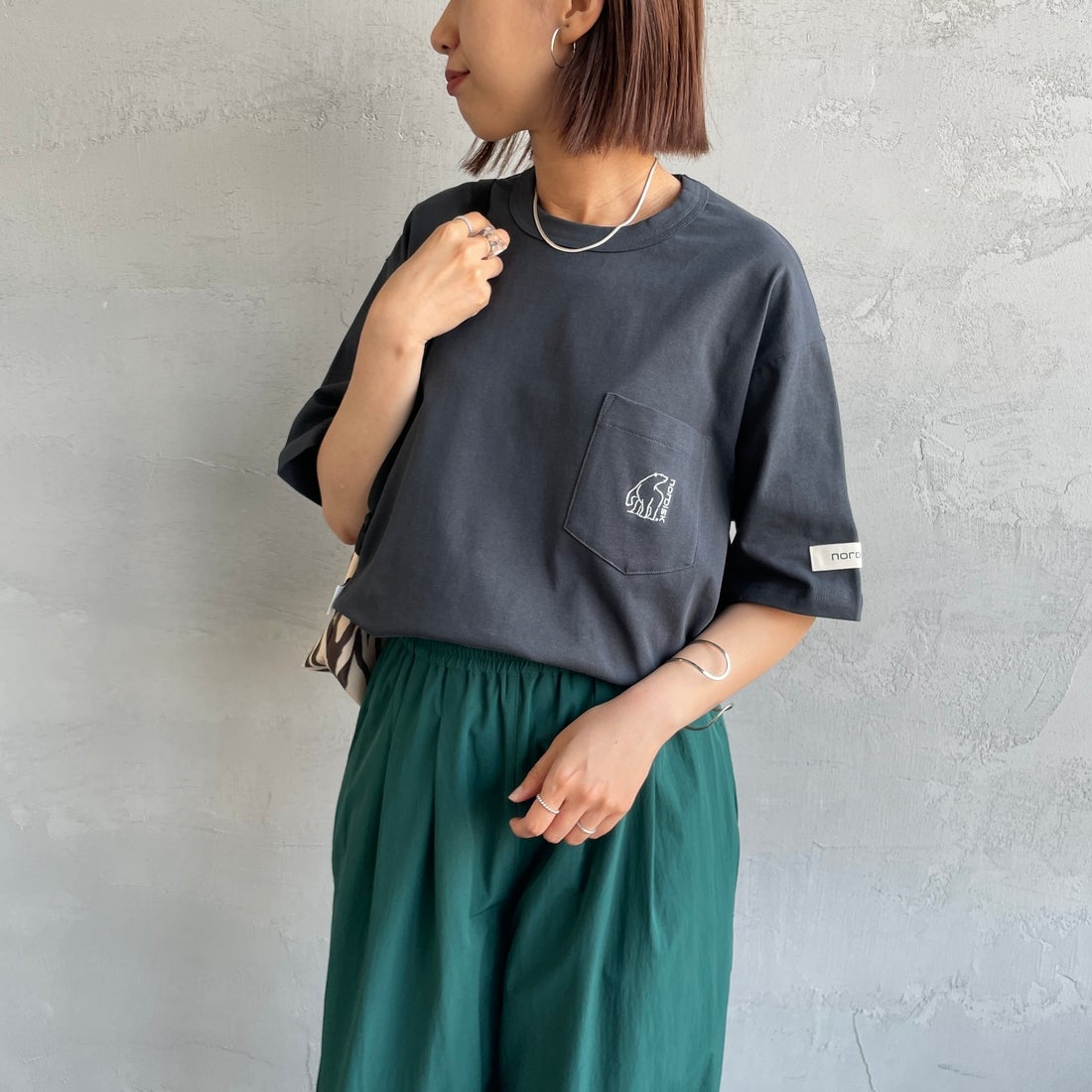 NORDISK [ノルディスク] 別注 ワンポイントポケットTシャツ [NU11505-JF] CHARCOAL &&モデル身長：159cm 着用サイズ：44&&