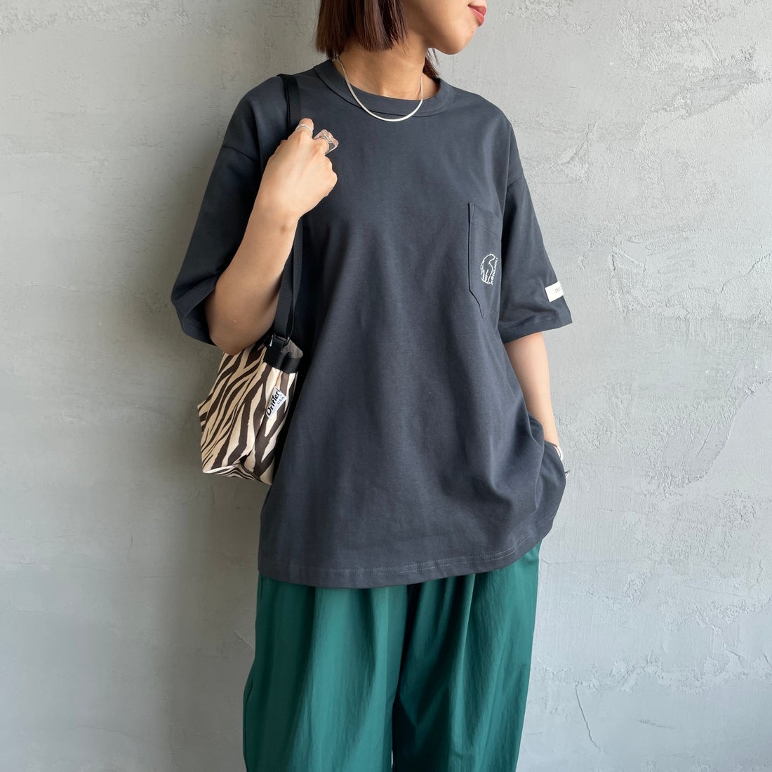 NORDISK [ノルディスク] 別注 ワンポイントポケットTシャツ [NU11505-JF] CHARCOAL &&モデル身長：159cm 着用サイズ：44&&