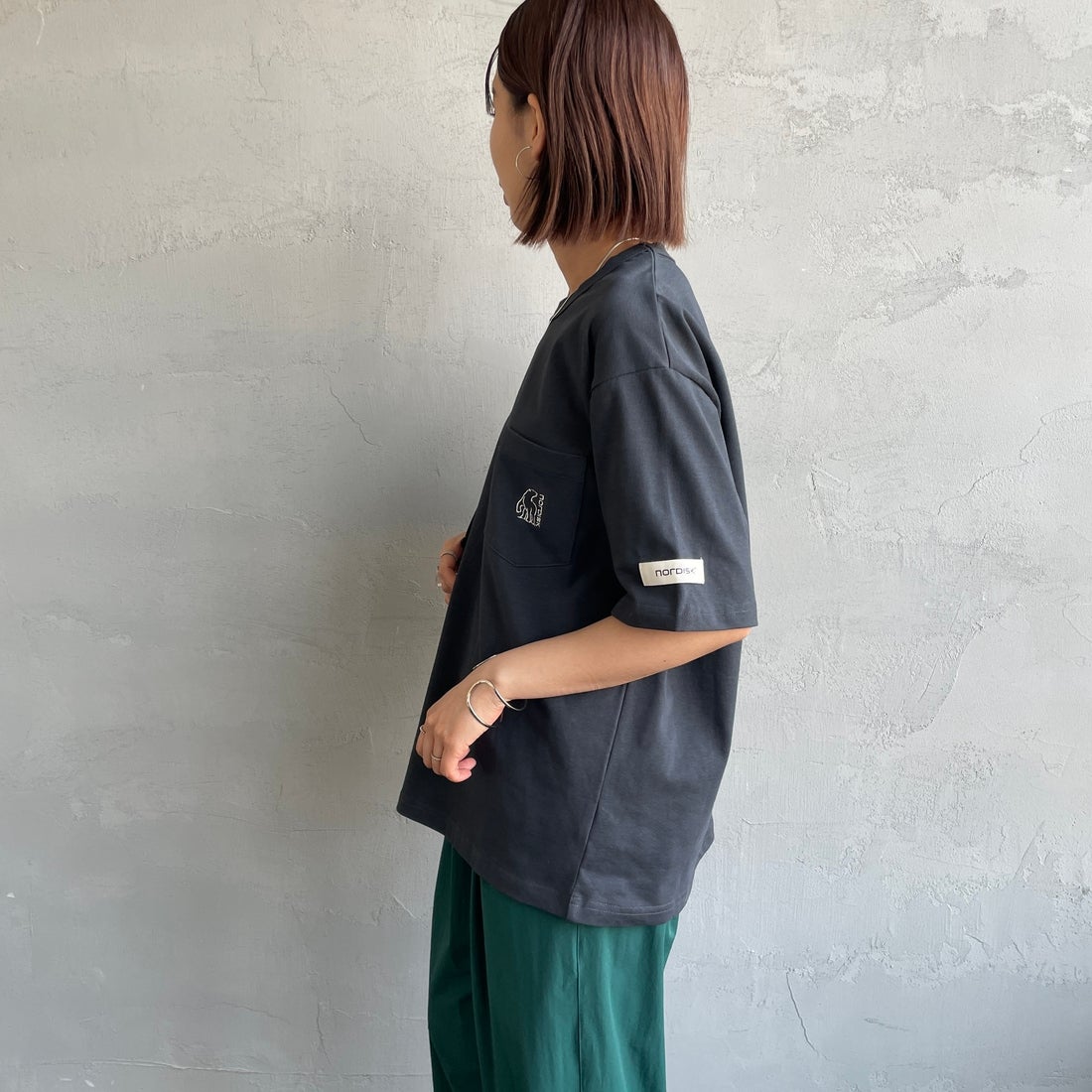 NORDISK [ノルディスク] 別注 ワンポイントポケットTシャツ [NU11505-JF] CHARCOAL &&モデル身長：159cm 着用サイズ：44&&