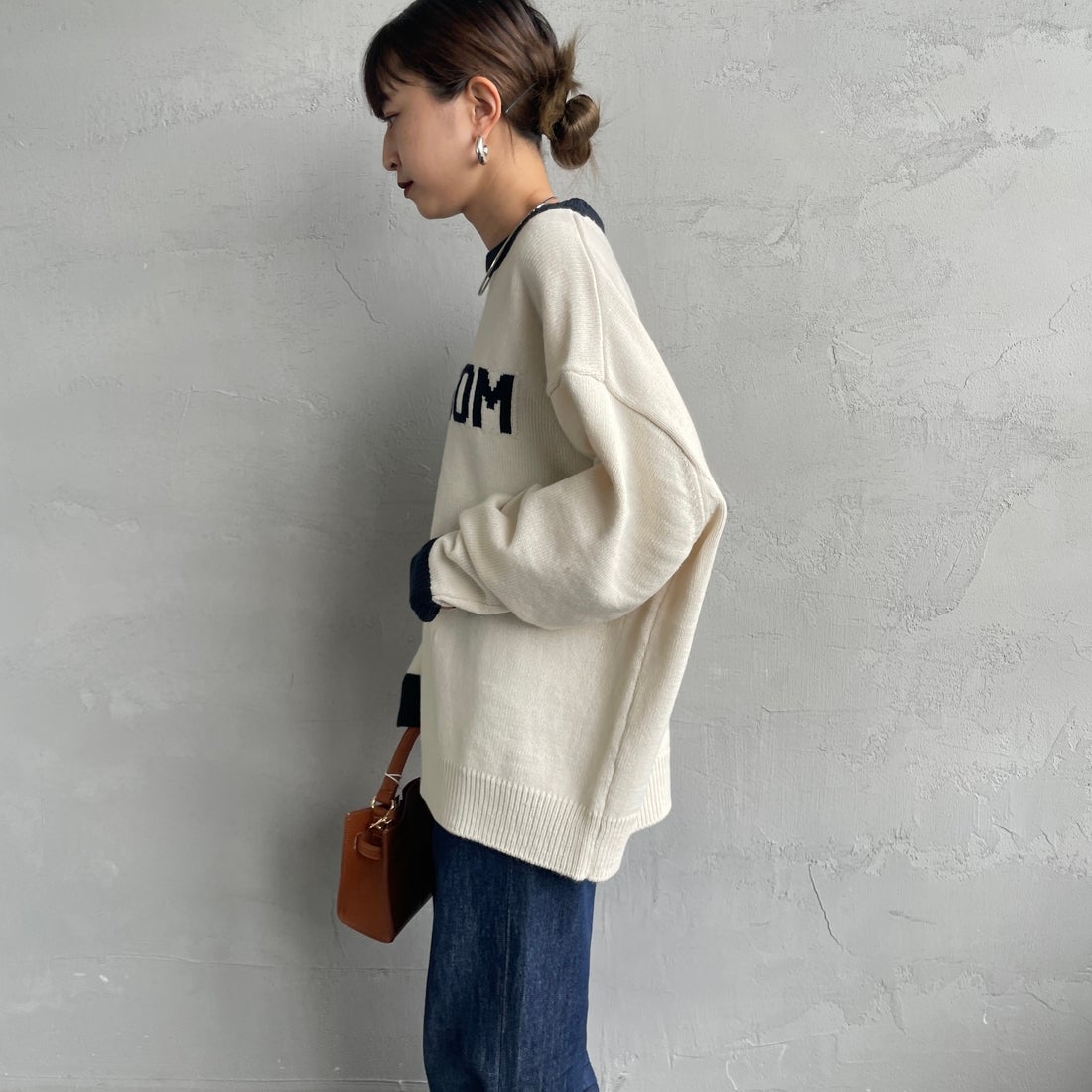 LOGAN Knitting Mills [ローガン ニッティング ミルズ] 別注 クルーネック 配色ジャガードロゴニット [LG-25FW28IN-JF] IVORY &&モデル身長：150cm 着用サイズ：F&&